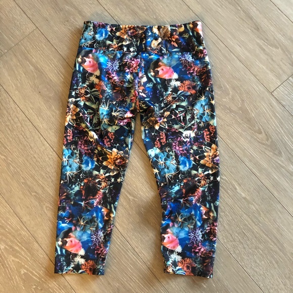 Onzie Capri Leggings - Picture 4 of 5